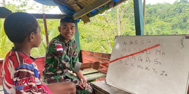 Satgas Pamtas Yonif 711/Rks saat mengajarkan Anak-anak Membaca (Foto: Dok Yonif 711/Rks)