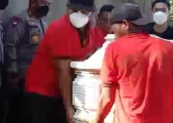 Foto: Jenazah Brigadir J dibawa ke ambulans (Istimewa)