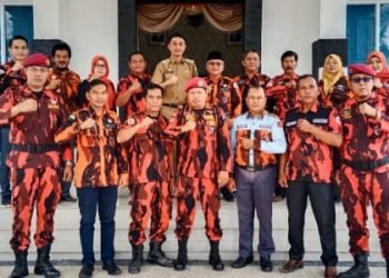 Pemuda Pancasila Muaro Jambi foto bersama Bupati Muaro Jambi, Backyuni Deliansyah.(Foto: KJK)