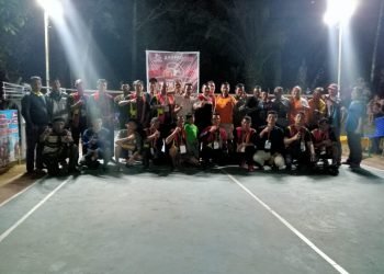 Peserta dan panitia saat foto bersama, sesudah melaksanakan pembukaan Tournamen Pb. Air Merah (foto: Humas Panitia Pb. Air Merah)