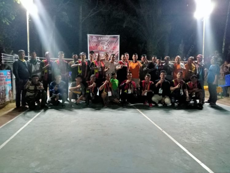 Peserta dan panitia saat foto bersama, sesudah melaksanakan pembukaan Tournamen Pb. Air Merah (foto: Humas Panitia Pb. Air Merah)