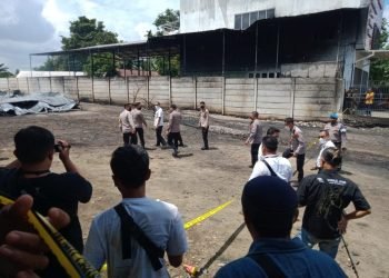 Kondisi gudang minyak ilegal yang terbakar (foto: badrun)