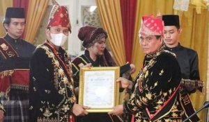 Edi Purwanto Menerima Gelar Adat dari Ketua Lembaga Adat Melayu Jambi, Hasan Basri Agus
