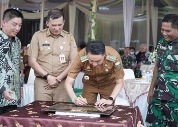 Pj Bupati Muaro Jambi Bachyuni Deliansyah saat menghadiri dan meresmikan secara langsung kantor atau gedung pengumpulan limbah B3 PT Anggrek Jambi Makmur (foto: istimewa)