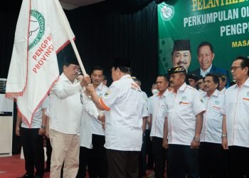 Andi Jamaro Dulums M.Si Ketua Umum Pengurus Olahraga Domino pusat saat melantik pengurus olahraga Domino Provinsi Jambi (foto: istimewa)