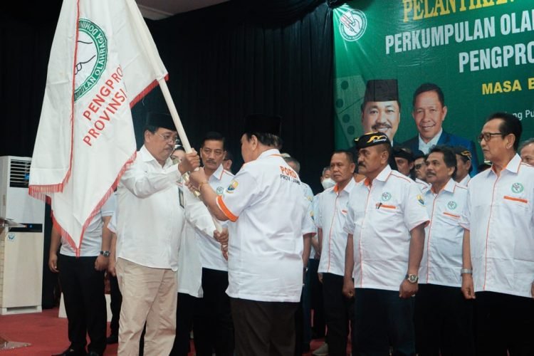 Andi Jamaro Dulums M.Si Ketua Umum Pengurus Olahraga Domino pusat saat melantik pengurus olahraga Domino Provinsi Jambi (foto: istimewa)