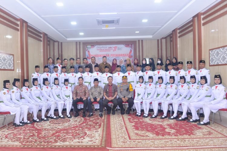 PJ Bupati Muaro Jambi Bachyuni Dleiansyah saat foto bersama Anggota Paskibraka Tahun 2022 (foto: istimewa)