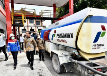 Presiden Jokowi (kedua dari kanan) meninjau Terminal BBM Sanggaran di Denpasar (Foto: Dok Istimewa)