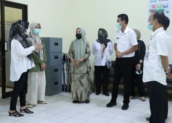 Ketua Tim Penilai Lomba Kantor BerPHBS Lingkup Pemkab Tanjung Jabung Timiur, Wirdayanti saat melakukan penilaian di RSUD Nurdin Hamzah Muara Sabak (dok Ist)