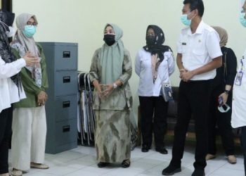 Ketua Tim Penilai Lomba Kantor BerPHBS Lingkup Pemkab Tanjung Jabung Timiur, Wirdayanti saat melakukan penilaian di RSUD Nurdin Hamzah Muara Sabak (dok Ist)