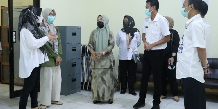 Ketua Tim Penilai Lomba Kantor BerPHBS Lingkup Pemkab Tanjung Jabung Timiur, Wirdayanti saat melakukan penilaian di RSUD Nurdin Hamzah Muara Sabak (dok Ist)