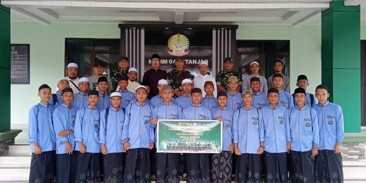 Dandim 0419/Tanjab Lepas Ponpes Al-Baqiattus Shalihat Ikuti Liga Santri Tingkat Provinsi (Dok Penrem 042/Gapu)