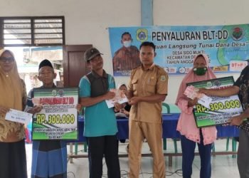 Penyaluran BLT DD Tahap III Desa Sidomukti (foto: bahar)