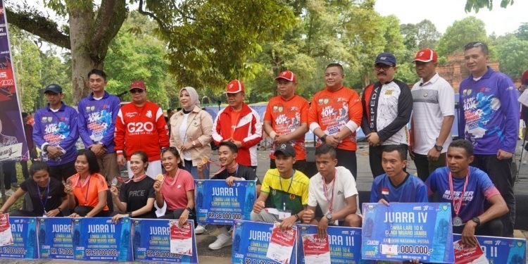 Kasrem 042/Gapu Dampingi Gubernur Jambi Lepas Peserta Lomba Lari 10 K Foto: Dok Penrem 042/Gapu)