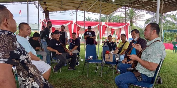 Sejumlah peserta di arena pergelaran lomba dan pameran seni burung berkicau di lapangan Makodim. (Foto: Dok Ist)