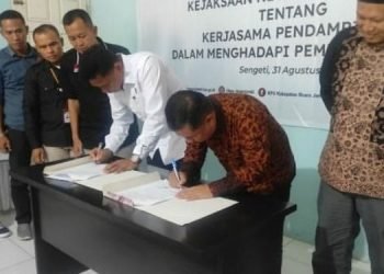 Penandatanganan kerjasama KPU Muaro Jambi dan Kejaksaan Negeri Muaro Jambi tentang pendampingan Pemilu 2024 (Dok Ist)