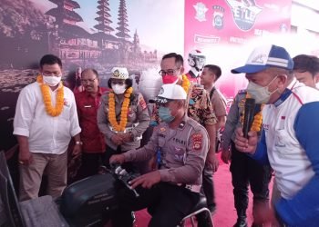 Ketua Yayasan AHM Ahmad Muhibbuddin (Kiri) menyerahkan secara langsung satu unit sepeda motor Honda kepada Kepala Sekolah SMAN Bali Mandara I Wayan Suarsina (tengah) sebagai pendukung kegiatan pelatihan di Safety Riding Lab.