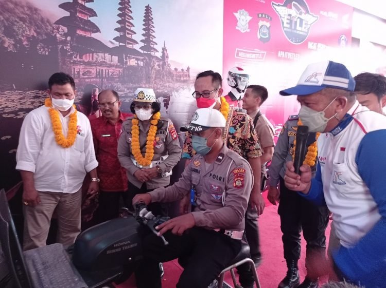 Ketua Yayasan AHM Ahmad Muhibbuddin (Kiri) menyerahkan secara langsung satu unit sepeda motor Honda kepada Kepala Sekolah SMAN Bali Mandara I Wayan Suarsina (tengah) sebagai pendukung kegiatan pelatihan di Safety Riding Lab.