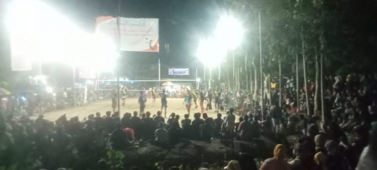 Ribuan Penonton Padati Puncak Tournamen Voli Semi Open PT PAL (foto: deni)