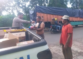 Polres Muaro Jambi saat bagikan Snack dan minuman pada warga yang melakukan aksi damai (foto: humas PMJ)