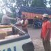 Polres Muaro Jambi saat bagikan Snack dan minuman pada warga yang melakukan aksi damai (foto: humas PMJ)