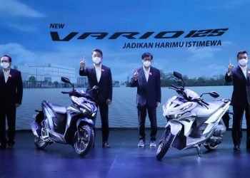 AHM_01: Jajaran Board of Director PT Astra Honda Motor Berfoto bersama pada Peluncuran New Honda Vario 125. (Kiri-Kanan): Marketing Director AHM – Thomas Wijaya, President Director AHM – Keiichi Yasuda, Executive Vice President Director AHM – Johannes Loman dan Marketing Director AHM- Tetsuya Komine. (Foto: ist)