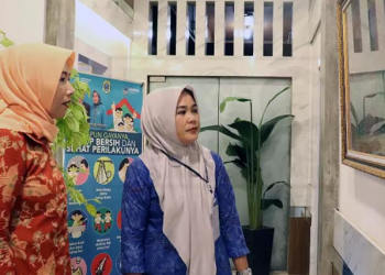 H. Wirdayanti bersama dengan tim penilai Lomba Prilaku Hidup Bersih dan sehat (PHBS) Dok Istimewa)