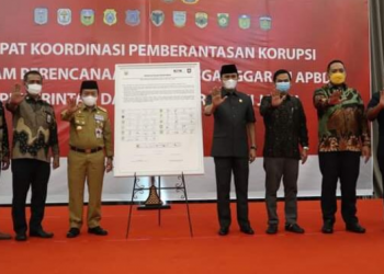 Pimpinan DPRD Provinsi Jambi berfoto bersama Pejabat KPK RI dan Gubernur Jambi (dok Istimewa)