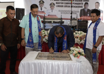 Bupati Bungo saat meresmikan KCP Bank Jambi di SP 3 Kecamatan Limbur Lubuk Mengkuang (dok Istimewa)