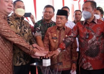 Permasalahan Angkutan Batubara
Al Haris saat membunyikan sirine untuk pembangunan jalan khusus angkutan batubara (foto:Patra/ Istimewa)