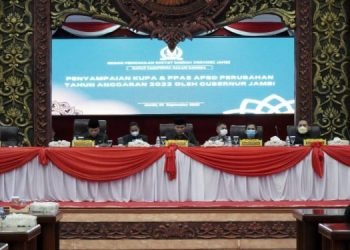 Al Haris Sampaikan Nota Pengnatar KUPA dan PPAS APBD-P 2022 pada Rapat Paripurna Dewan DPRD Provinsi Jambi (foto: Harun/ Istimewa)