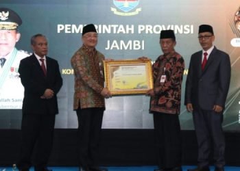H.Abdullah Sani terima penghargaan BKN Award Tahun 2022 dengan kategori Komitmen Peningkatan Pelayanan Kepegawaian BKN (Dok. Agus / Istimewa)