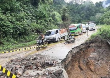 Kendaraan roda empat dan dua jalan kerinci-bangko mengalami longsor akibat hujan deras. (Foto: Bahara Jati)
