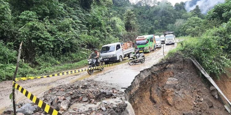 Kendaraan roda empat dan dua jalan kerinci-bangko mengalami longsor akibat hujan deras. (Foto: Bahara Jati)