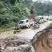 Kendaraan roda empat dan dua jalan kerinci-bangko mengalami longsor akibat hujan deras. (Foto: Bahara Jati)