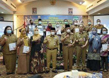 Foto bersama usai melaunching Kartu Jambi Sehat Program Dumisake (foto : riki)