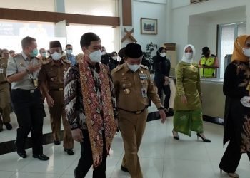 Gubernur Al Haris saat menyambut kedatangan Wamenkes di Banda Soeta (dok.Riki)