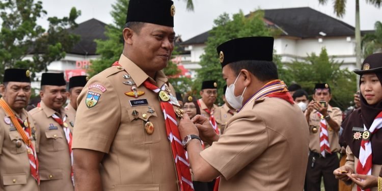 Penyematan Tanda Penghargaan Gerakan Pramuka oleh Gubernur Al Haris (Penrem 042/Gapu)