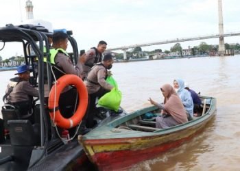 Pembagian semabko kepada warga di perairan sungai batang hari (dok istimewa)