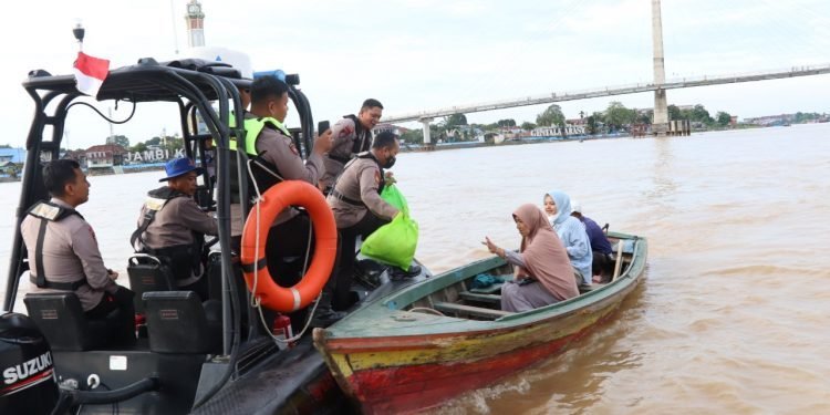 Pembagian semabko kepada warga di perairan sungai batang hari (dok istimewa)