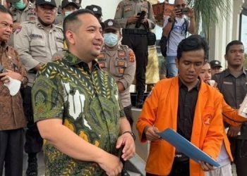 Waka DPRD Provinsi Jambi Pinto Jayanegara saat temui pendemo (foto: Alan)