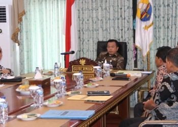 Al Haris saat mengikuti Zoom Meeting Bersama KPK RI dan Menteri Dalam Negeri RI (Foto: Agus Supriyanto)