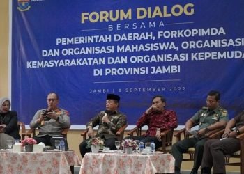 Al Haris saat berdialog bersama antara Pemerintah Daerah, Forkopimda dan Organisasi Mahasiswa, Organisasi Kemasyarakatan dan Organisasi Kepemudaan di Provinsi Jambi (Foto: Novriansah)