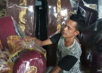 Mas Kandi sedang mengecek kursi buatannya (Foto: Ega Erlangga)