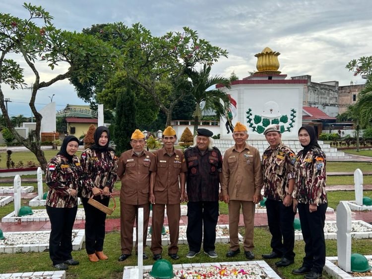 Pengurus Daerah FKPPI usai menggelar Tabur Bunga di Taman Makam Pahlawan (Dok Ega Erlangga)