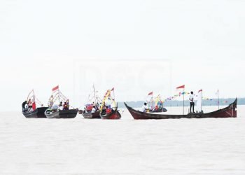 Arak-arakan kapal di sumgai batanghari pada acara Kenduri Lawang Swarnabhumi di Kampung Laut (dok Istimewa)