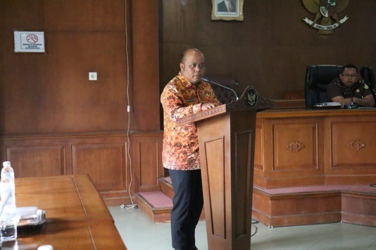 Wabup Tanjabtim RObby Nalinasyah saat memberi kata sambutan pada kegiatan Sosialisasi Pengelolaan Dana Desa di Aula Kantor Bupati Tanjung Jabung Timur, Kamis (22/9).(Dok Istimewa)