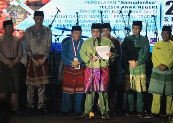 Robby Nahliansyah saat membacakan Naskah Piagam Batanghari di kawasan Tanggorajo, sekitar rumah dinas gubernur Jambi (foto: pendra)