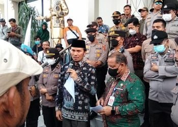 Ketua DPRD Edi Purwanto menemui massa aksi aliansi GESTUR Jambi (dok istimewa)