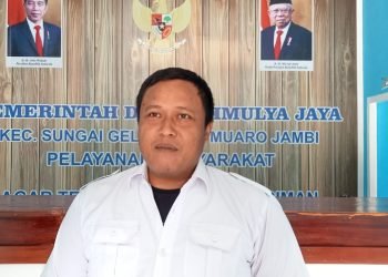 Hamid Kepala Dusun II saat di wawancarai Realitajambi.com di kantor Desa Tri Mulya Jaya (foto: Deni)